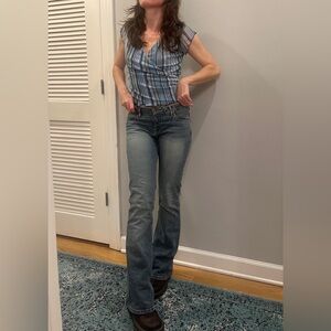 Y2K striped blue vneck blouse with ruffle hem